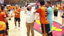 Vïdeo con el manteo de los jugadores del Aspil a 'Pato'