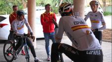 mundial-ciclismo-seleccion García Cortina, Marc Soler y de espaldas Jesús Ezquerra, junto al seleccionador Pascual Momparler