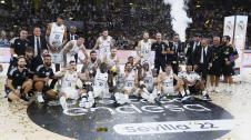 Supercopa Los jugadores del Real Madrid posan con el trofeo tras su victoria ante el Barcelona, al término de la final de la Supercopa de baloncesto