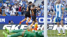 El defensa del Valencia CF, Gabriel Paulista, celebra su gol contra el RCD Espanyol, durante el partido de la jornada 7 de LaLiga El defensa del Valencia CF, Gabriel Paulista, celebra su gol contra el RCD Espanyol, durante el partido de la jornada 7 de LaLiga