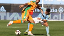 El jugador del Celta de Vigo Hugo Mayo pugna por un balón con el jugador del Real Betis William José, durante el partido de la jornada 7 de LaLiga Santander El jugador del Celta de Vigo Hugo Mayo pugna por un balón con el jugador del Real Betis William José, durante el partido de la jornada 7 de LaLiga Santander