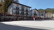 El pelotari de Leitza Oinatz Bengoetxea se ha despedido este sábado de la pelota profesional de la manera que había soñado, tal y como él mismo dijo. Cientos de personas, vecinos de su pueblo, amigos y familiares, le han arropado en su adiós en el frontón de la plaza de Leitza.