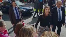 La reina Letizia ha presidido este miércoles el homenaje a Pilar Miró en el marco del Festival Ópera Prima de Tudela.Tanto a su llegada como a su salida, doña Letizia ha saludado a las personas que se han congregado en los alrededores del Cine Moncayo.
