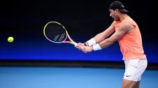 RNadal Rafa Nadal golpea una bola en un entrenamiento reciente en el Olympic Park Tennis Center de Melbourne.