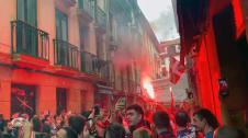 Las aficiones rojilla y txuri-urdin disfrutan este sábado del ambiente en las calles de San Sebastián horas antes del partido Real Sociedad-Osasuna que se disputará a partir de las 16.15 horas en el Reale Arena.