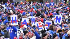 Aficionados de los Bills, con mensajes de apoyo a Damar Hamlin NFL