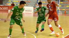 Luçao, autor de dos goles para el Cartagena, trata de regatear a Toni Escribano y Dani Zurdo, jugadores del Xota Luçao, autor de dos goles para el Cartagena, trata de regatear a Toni Escribano y Dani Zurdo, jugadores del Xota