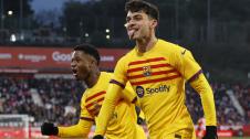 Pedri Ansu Fati y Pedro corren celebrando el tanto del canario que dio los tres puntos al Barcelona en Montivili.