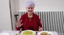 Varios residentes explican cómo funciona el menú de comidas en el centro, que comen productos que llegan directamente de la huerta e invitan al cocinero Alberto Chicote a que vaya a la residencia a probar su comida.