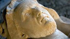 Histórico hallazgo en la ciudad de Roma. 2.000 años tiene esta antigua escultura que ha sido descubierta por casualidad, durante la reparación del sistema de alcantarillado. La estatua de mármol representa a la figura mitológica masculina conocida como Hércules. Este tipo de hallazgos en Roma son muy comunes durante los períodos de excavaciones. Los arqueólogos juzgan que la estatua puede pertenecer a la época imperial. “Dado que no conocemos el contexto arqueológico original, debemos proceder por comparaciones, buscando en la historia de artefactos similares que compartan mismas características y que nos permitan reconstruir la fecha”. Los rasgos de la estatua se asemejan a los del emperador romano Decio, que vivió en el siglo III d.C.