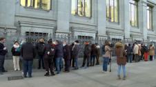 A las puertas del Banco de España en Madrid siguen las colas para comprar letras del tesoro. Las razones son claras: rentabilidad y tranquilidad y por eso la deuda pública está ganando a los depósitos bancarios. Las letras se pueden comprar desde la web del Tesoro, pero la mayoría de quienes hacen cola en Madrid, Barcelona o Bilbao son jubilados que no quieren hacerlo por internet y tampoco quieren pagar comisión al banco. El interés es claro, solo en enero se han comprado por la web títulos por valor de 400 millones de euros, tanto como en todo 2022.