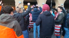 Aficionados del Athletic calientan motores en lo Viejo antes del partido