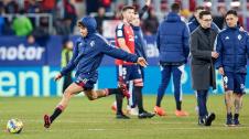 El jugador hispano-marroquí de Osasuna le regaló su camiseta antes de marcharse al vestuario