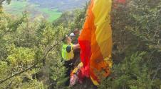 El piloto del parapente se encontraba en buen estado entre la maraña de ramos y las cuerdas del parapente
