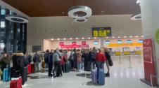 Decenas de navarros han acudido este jueves al Aeropuerto de Noáin para tomar alguno de los vuelos programados para hoy. Estambul, Praga y Madrid han sido los destinos de los viajeros.