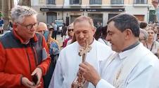 Mikel Garciandia explica a un turista el origen de la efigie de San Miguel de Aralar
