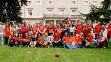 Cargos y trabajadores del centro educativo protagonizan un vídeo de apoyo al equipo rojillo en el que la pelota va pasando de unos a otros por todos los edificios del campus de Pamplona