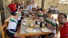 Imágenes de los alumnos del colegio Teresianas de Pamplona durante el tramo del Camino de Santiago