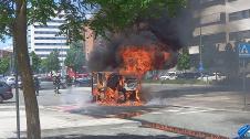 Una barredora ha ardido en el barrio pamplonés de Lezkairu este viernes a las 14.30 horas de la tarde