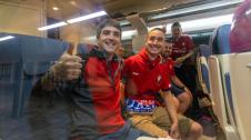 Un recorrido por los vagones del tren que conduce a la final de la Copa del Rey a cientos de aficionados rojillos