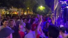 La afición de Osasuna anima las calles de Sevilla