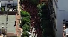 Los aficionados rojillos, que han convertido el centro de Sevilla en la plaza del Ayuntamiento un 6 de julio, entonan el Vals de Astráin, que resuena en toda la ciudad