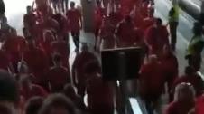 Llegada de la afición rojilla a Sevilla al grito de: "alé Osasuna alé"