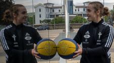SENOSIAIN Tras ascender a la LF Endesa, Anne Senosiain posa con el balón del Oncineda en las afueras del Polideportivo Lizarreria, donde se formó
