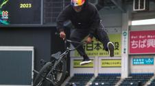 Vídeo de los X Games de Japón 2023 Celebrado por segunda vez en la historia en la ciudad japonesa de Chiba, el Zozo Marine Stadium recibió el pasado 14 de mayo a la élite del BMX Street durante la celebración de los X Games de verano. El rider pamplonés de Red Bull Courage Adams deleitó con su característico estilo asegurándose la plata tras conseguir un 80.00 y un 89,66 en la segunda ronda gracias a sus manuals.