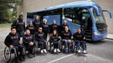 Baloncesto en silla de ruedas LA ÚLTIMA EXPEDICIÓN. En la fila de arriba, de izquierda a derecha: Samb Malick, Lorena Burriell, Alberto Zudaire -presidente del BSR Navarra-, María del Puerto García -madre de Alberto-, Elena Valencia y Alejandro Zudaire -padre de Alberto-. En la fila de abajo, de izquierda a derecha: Jordan Mizare, Miguel Yurrita, Fredy Rojas, Ariane Zaratiegui, Dimitri Mashkin y Javier Eraso. Son una parte de la plantilla del BSR Navarra.