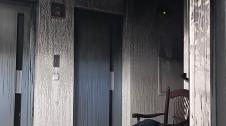 Así quedó el rellano y las escaleras de la planta afectada por el incendio
