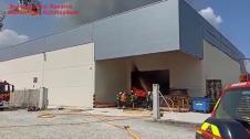 Efectivos de bomberos del parque de Cordovilla han extinguido de un fuego originado este mediodía en una empresa maderera del polígono Comarca II de Barbatáin