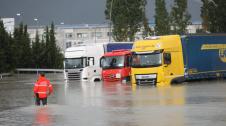 Fotos de los camiones atrapados por las inundaciones en la Ciudad del Transporte de Imárcoain
