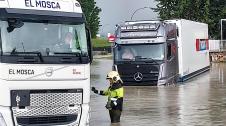 Vídeo con camiones atrapados por el agua en la Ciudad del Transporte