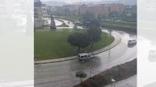 Los bomberos han tenido que intervenir en la rotonda junto al Club de Marketing, por la charca que se ha creado como consecuencia de la lluvia de esta tarde.