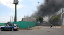 Un incendio en la empresa Servicios Ecológicos de Navarra, ubicada en el polígono industrial I de Cintruénigo, ha puesto en alerta a la Policía Local y a los bomberos. No hay heridos y sí se ha desalojado en prevención a los trabajadores de las tres naves colindantes.