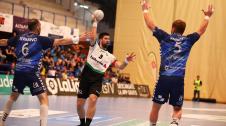 Benidorm - Anaitasuna Ibai Meoki busca el pase entre los jugadores del TM Benidorm Iker Serrano (6) y Pablo Vainstein (5)