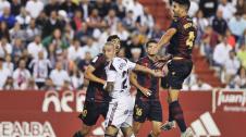 Albacete - Levante Rober Pier, del Levante, se impone a un rival del Albacete durante el encuentro