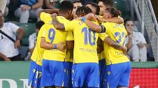 Elche - Cádiz Los jugadores del Cádiz celebran el tanto de Fede San Emeterio