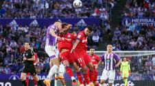 Valladolid - Getafe El jugador del Valladolid Javi Sánchez salta con Latasa y Aleñá a por un balón aéreo