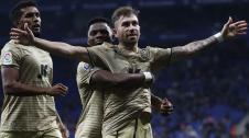 Espanyol - Almeía Adrián Embarba es felicitado por sus compañeros tras anotar el penalti que mantiene al Almería en LaLiga Santander
