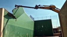 El Ayuntamiento de Tudela ha iniciado este lunes el derribo parcial del frontón del complejo deportivo municipal Ribotas Ebro. Esta demolición, con un coste de 21.000 euros, está siendo realizada por la empresa ATE Compactados.