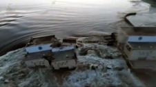 Máxima preocupación en Ucrania por el ataque a la presa del río Dniepper. El ejército ucraniano culpa a las tropas rusas y estos aseguran que ha sido un sabotaje. La explosión de la presa de Nova Katkova ha provocado un gran boquete en el muro de contención que hace que agua fluya descontrolada hacia las poblaciones cercanas, arrasando todo tipo de construcciones como este puente. El riesgo para los habitantes es máximo. 80 pueblos pueden quedar inundados. Además, esta presa es la que alimenta la central nuclear de Zaporiya y enfría sus reactores.