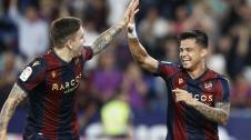 Levante - Albacete Roger Brugué (dcha.) celebra con un compañero uno de los dos goles que anotó contra el Albacete