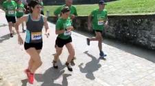 Miles de personas han participado este domingo en la IX Marcha Pamplona contra el Cáncer, cuyo objetivo es recabar fondos para la investigación.