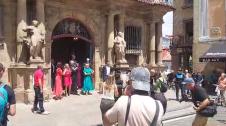 Cristina Ibarrola recibe las felicitaciones a su salida del Ayuntamiento de Pamplona