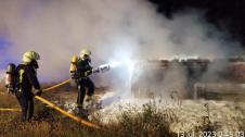 El incendio ha provocado un pequeño incendio forestal en un pinar junto al aerogenerador