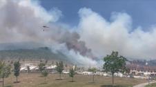 La columna de humo del incendio es visible desde toda la Cuenca de Pamplona