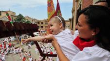 Navia Porres y José Ángel Jiménez, de ADANO, fueron los encargados de lanzar el cohete que ha dado comienzo a las fiestas lodosanas