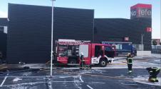Labores de extinción del incendio en Refena